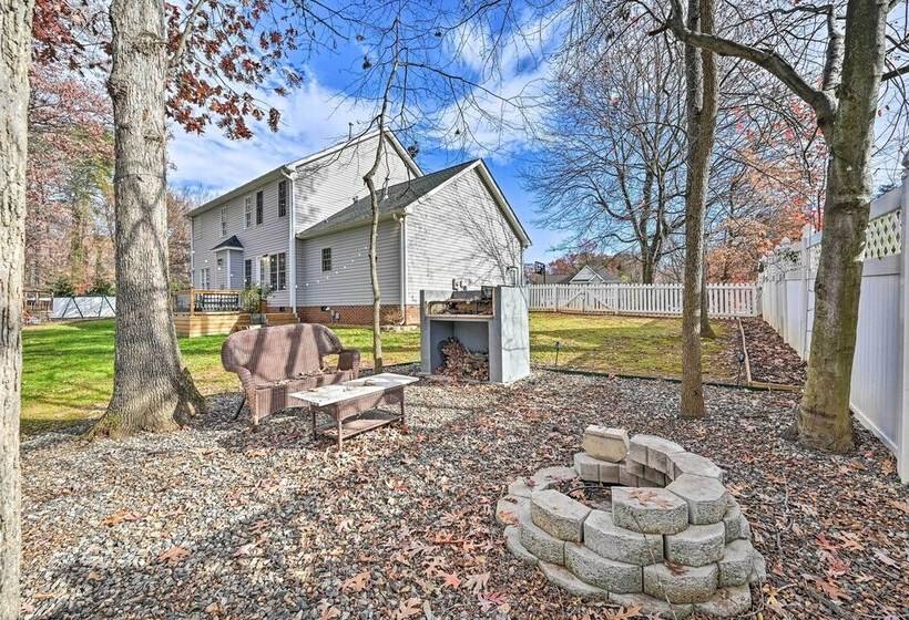 Tranquil Greensboro Home W/ Fire Pit!