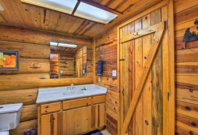 Tranquil Mountain Cabin In Greer W/ Game Room!