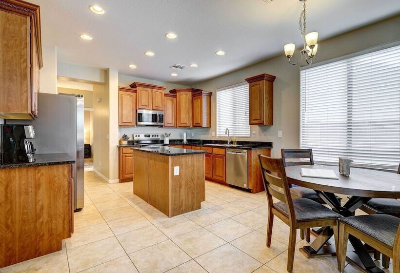 Updated Gilbert Home W/ Pool + Community Amenities