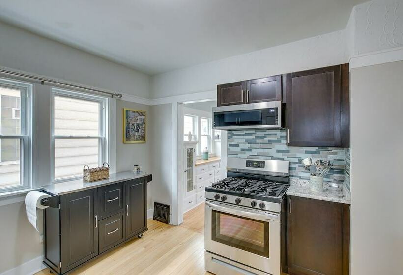 Updated Milwaukee Home, 3 Mi To Lake Michigan!