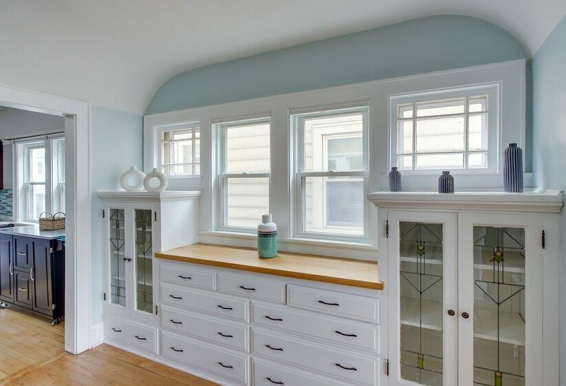 Updated Milwaukee Home, 3 Mi To Lake Michigan!