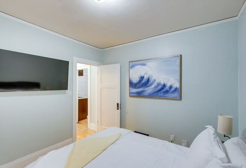 Updated Milwaukee Home, 3 Mi To Lake Michigan!