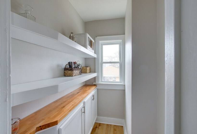 Updated Milwaukee Home, 3 Mi To Lake Michigan!