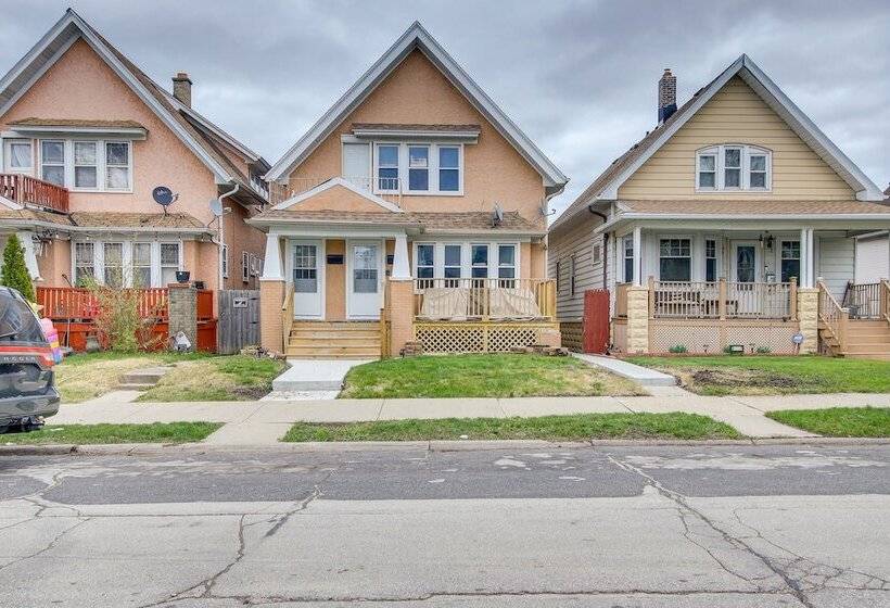 Updated Milwaukee Home, 3 Mi To Lake Michigan!