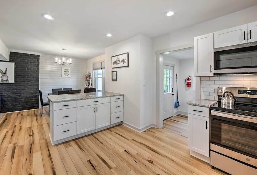 Updated Ronks Home ~ 8 Mi To Dtwn Lancaster!