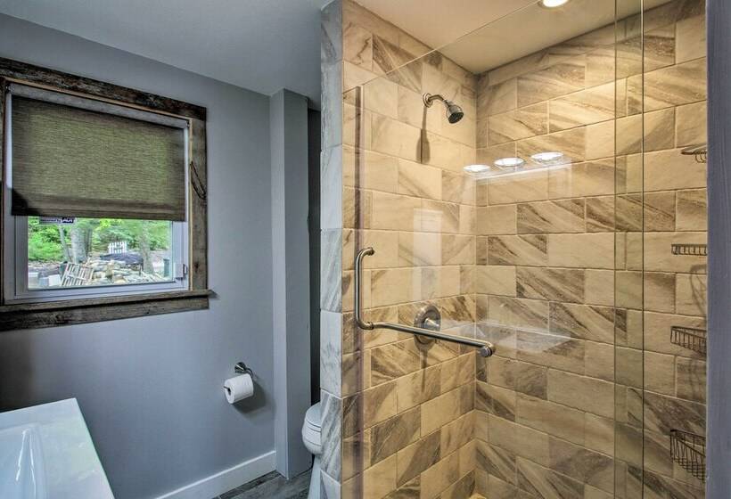 Waterfront Sebago Lake Cottage W/dock + Beach