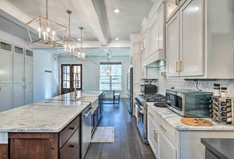 Waynesville House: Fire Pit + Mountain Views!