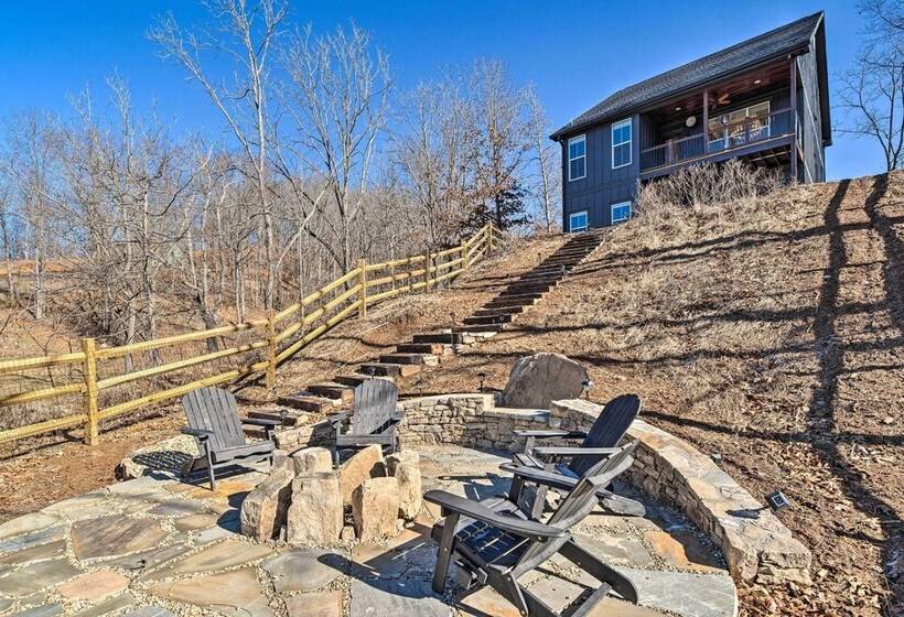 Waynesville House: Fire Pit + Mountain Views!