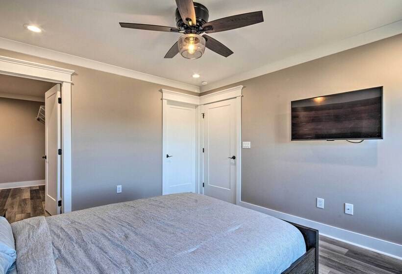 Waynesville House: Fire Pit + Mountain Views!