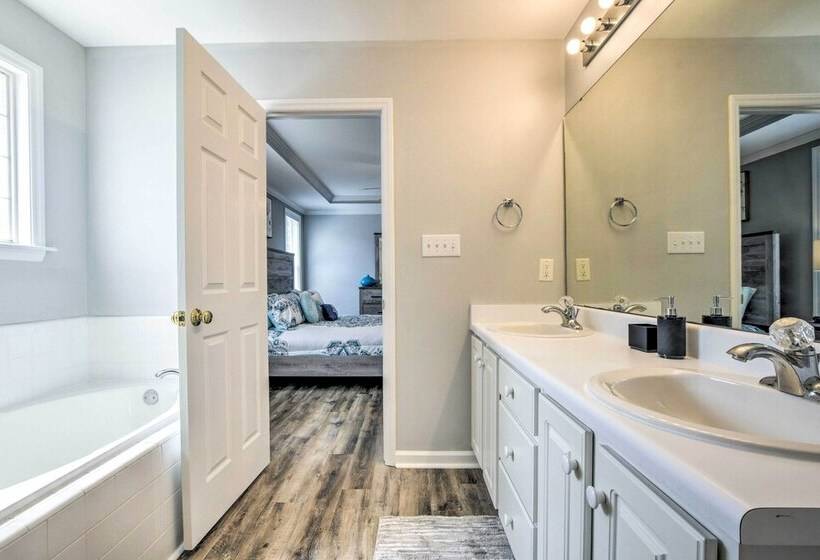 Welcoming Abode W/ Yard ~ 1 Mi To Dtwn Apex!