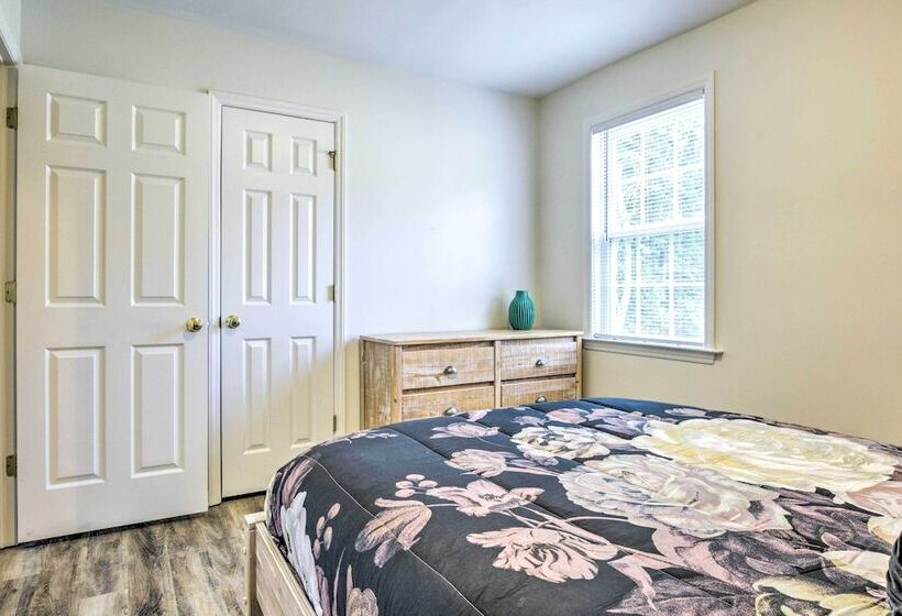 Welcoming Abode W/ Yard ~ 1 Mi To Dtwn Apex!