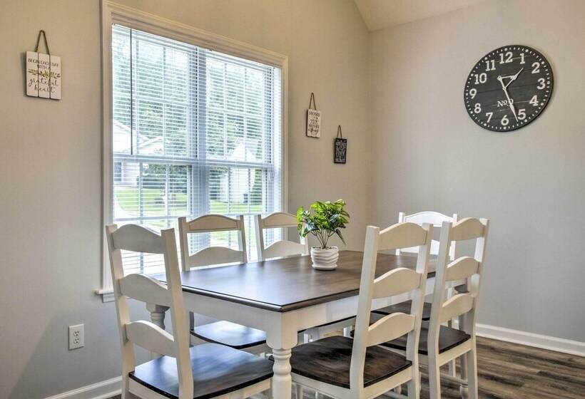 Welcoming Abode W/ Yard ~ 1 Mi To Dtwn Apex!