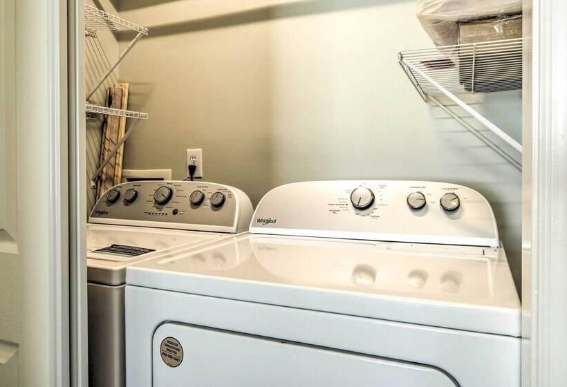 Welcoming Abode W/ Yard ~ 1 Mi To Dtwn Apex!