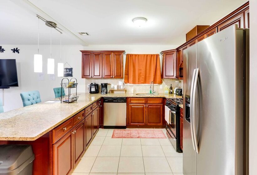 Spacious Newark Duplex In Walkable Location!