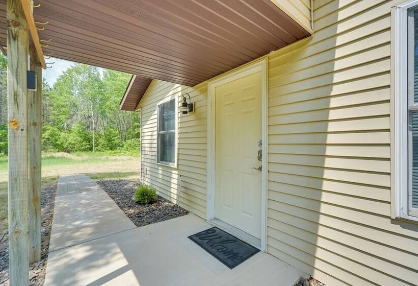 Wooded Danbury Cabin W/ Grill + Fire Pit!