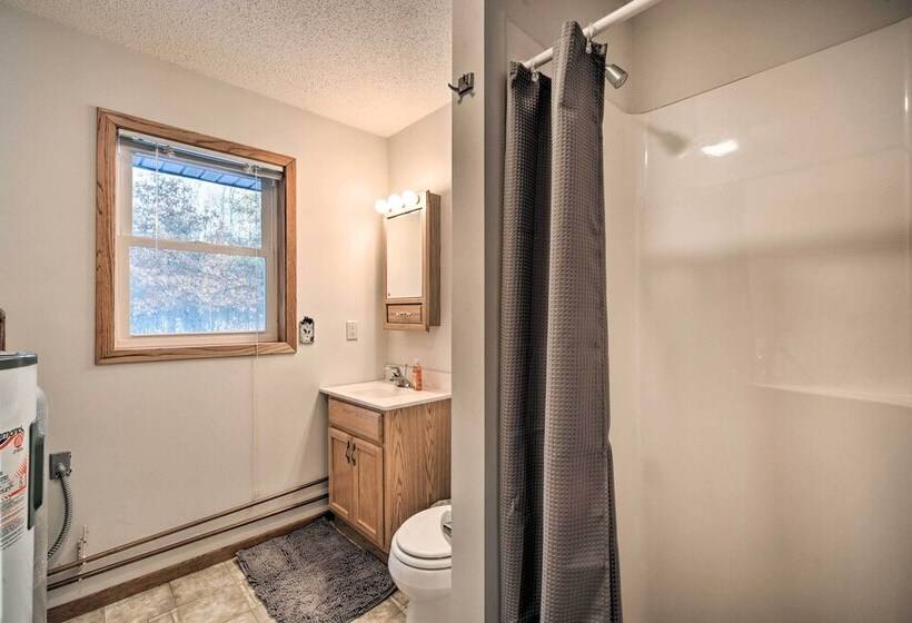 Wooded Danbury Cabin W/ Grill + Fire Pit!