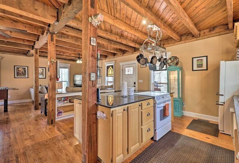 Yadkin Valley Cabin Retreat W/ Deck, Fire Pit