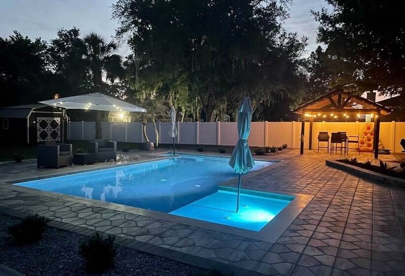 Airy Crystal River Retreat W/ Backyard Oasis!