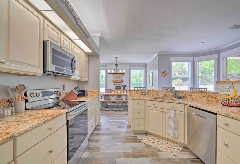 Airy Crystal River Retreat W/ Backyard Oasis!