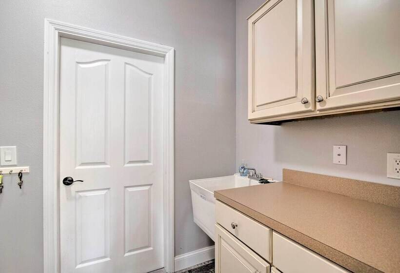 Airy Crystal River Retreat W/ Backyard Oasis!