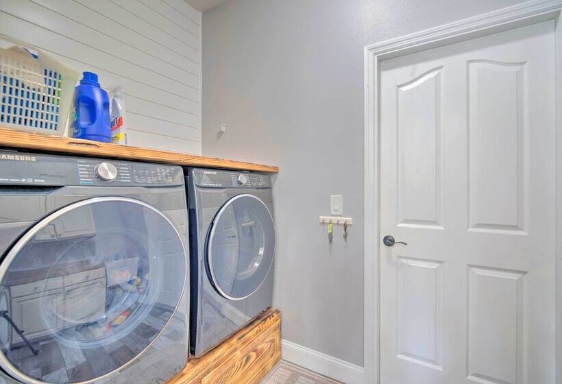 Airy Crystal River Retreat W/ Backyard Oasis!