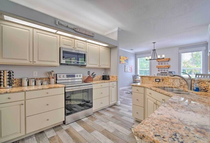 Airy Crystal River Retreat W/ Backyard Oasis!