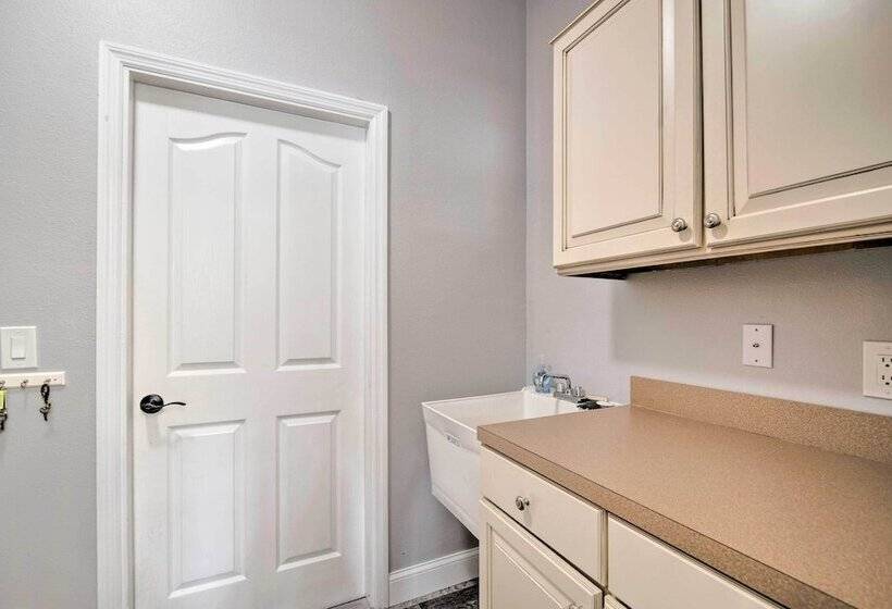 Airy Crystal River Retreat W/ Backyard Oasis!