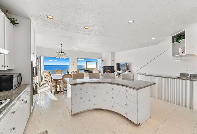 Beachfront Malibu House W/ Sauna & Ocean View Deck