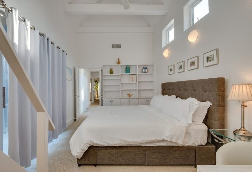 Beachfront Malibu House W/ Sauna & Ocean View Deck