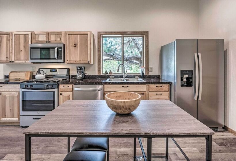 Modern Mtn Home W/ Sports Court, Near Alto Lake!