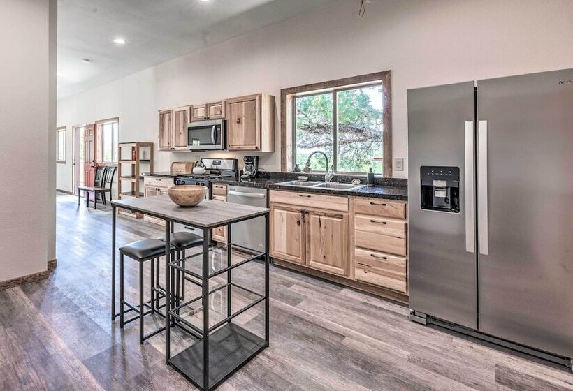 Modern Mtn Home W/ Sports Court, Near Alto Lake!