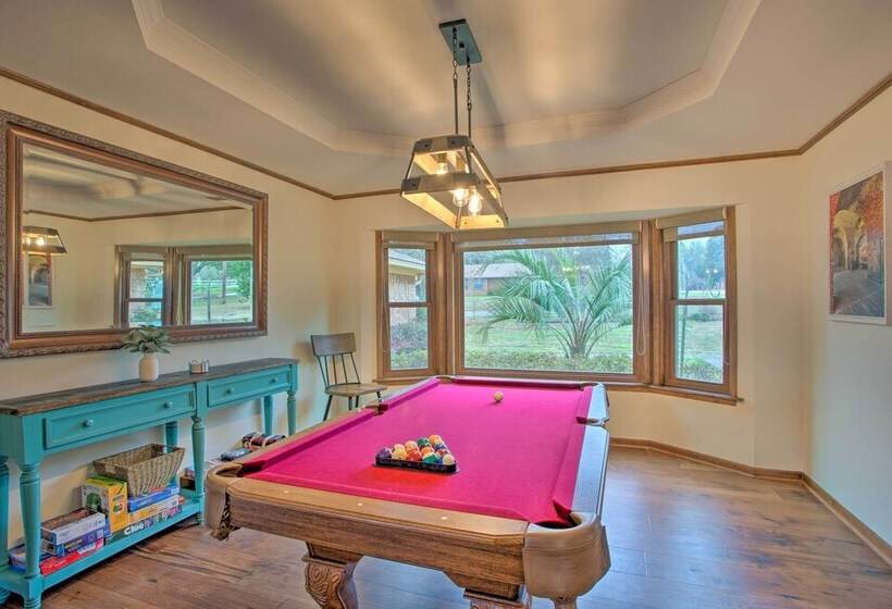 Roomy Texas Lake Retreat W/ Private Boat Ramp