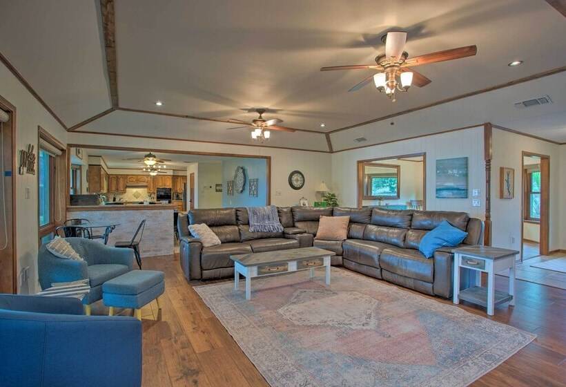 Roomy Texas Lake Retreat W/ Private Boat Ramp