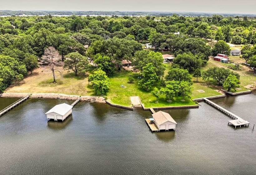Roomy Texas Lake Retreat W/ Private Boat Ramp