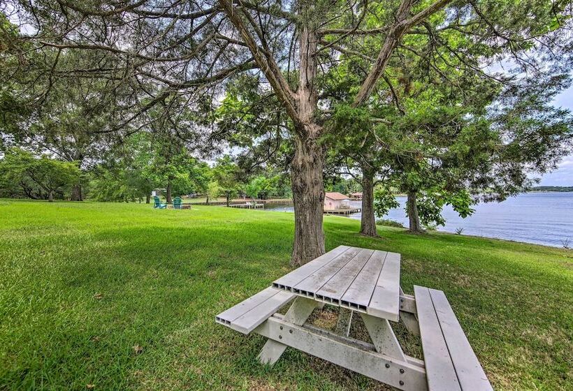 Roomy Texas Lake Retreat W/ Private Boat Ramp
