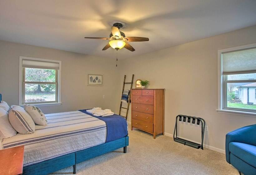 Roomy Texas Lake Retreat W/ Private Boat Ramp