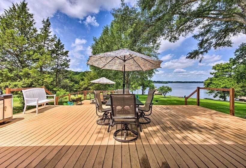 Roomy Texas Lake Retreat W/ Private Boat Ramp