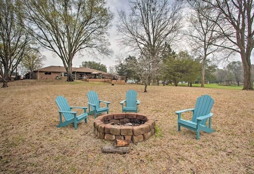 Roomy Texas Lake Retreat W/ Private Boat Ramp