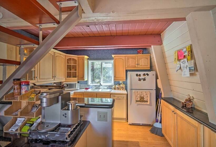 5 Mi To Snow Summit: Cabin W/ Deck & Fireplace