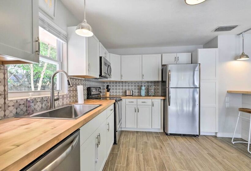 Boho Chic Sarasota Hideaway: Yard & Fire Pit!