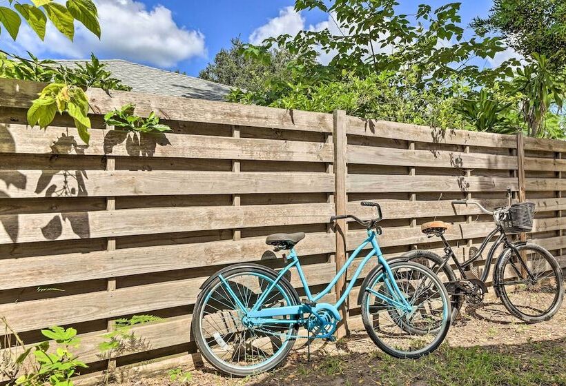 Boho Chic Sarasota Hideaway: Yard & Fire Pit!
