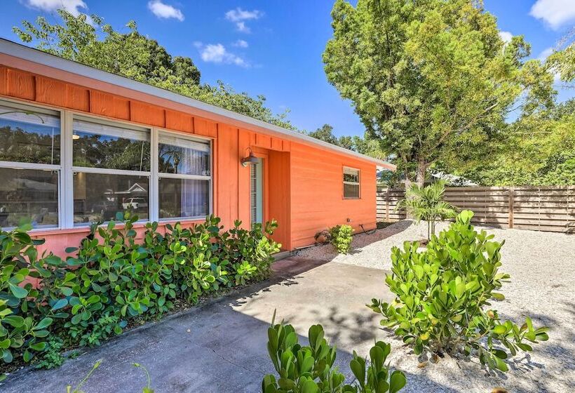 Boho Chic Sarasota Hideaway: Yard & Fire Pit!