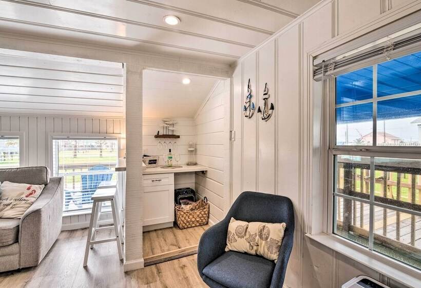 Family Friendly Freeport Home   Walk To Beach!