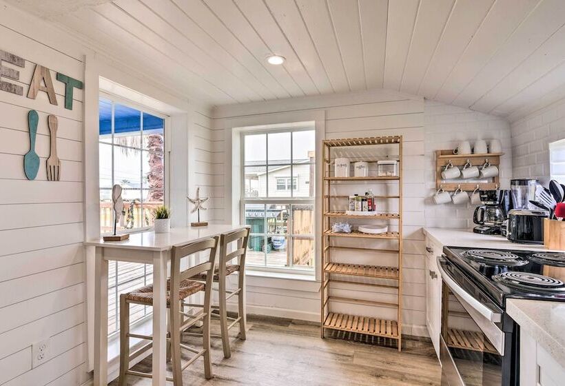 Family Friendly Freeport Home   Walk To Beach!