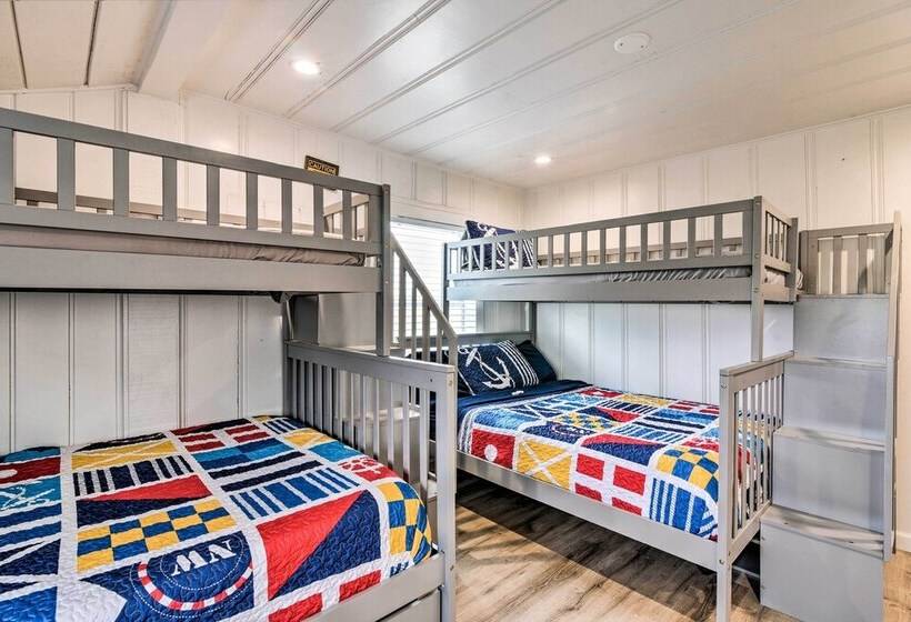 Family Friendly Freeport Home   Walk To Beach!