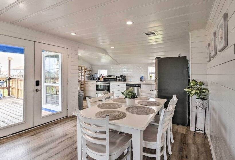 Family Friendly Freeport Home   Walk To Beach!