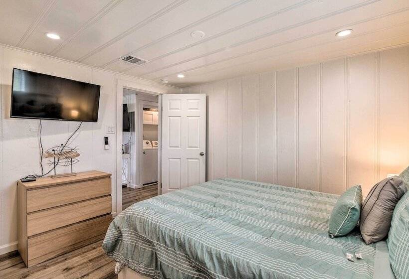 Family Friendly Freeport Home   Walk To Beach!