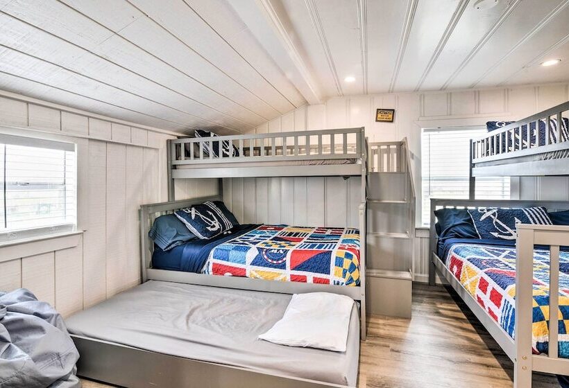 Family Friendly Freeport Home   Walk To Beach!