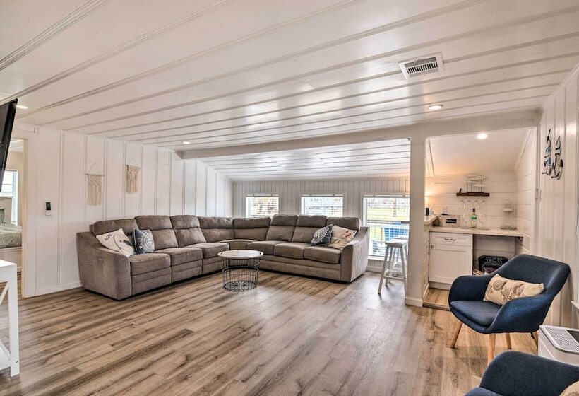 Family Friendly Freeport Home   Walk To Beach!