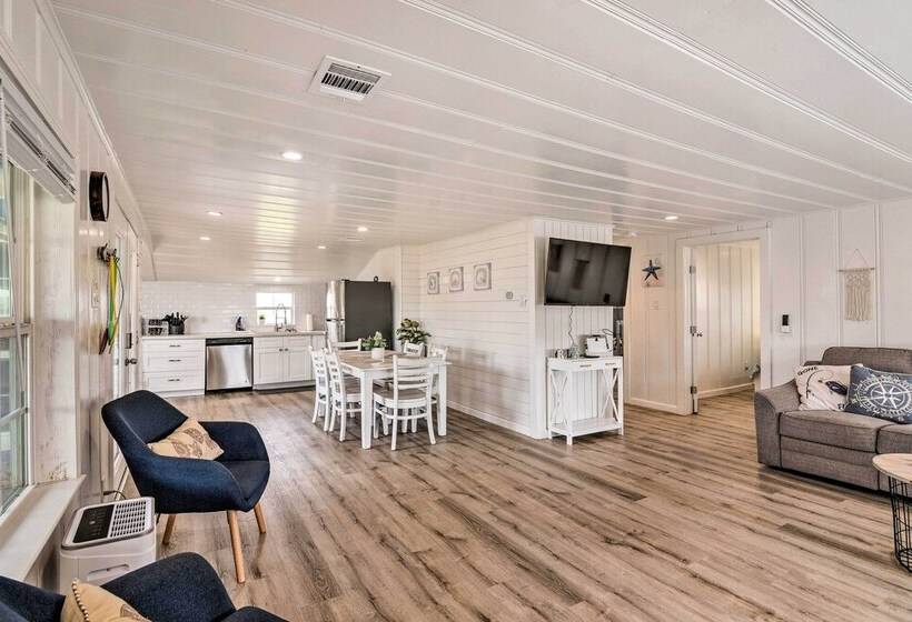 Family Friendly Freeport Home   Walk To Beach!